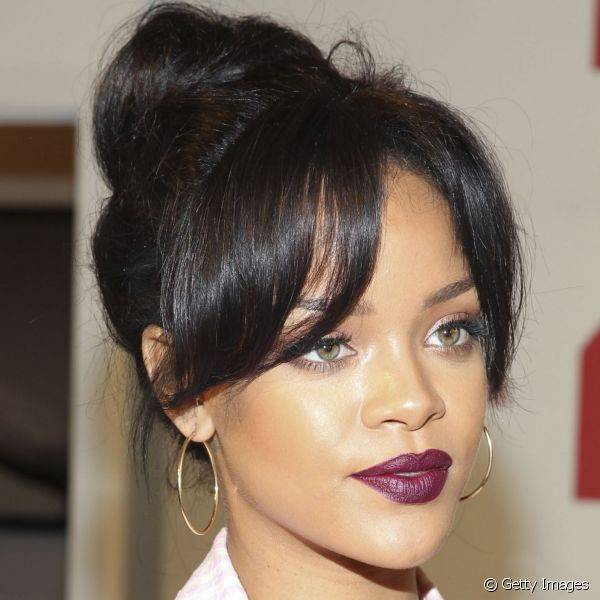 Al?m de tirar o cabelo do rosto com o coque, Rihanna manteve os olhos livres de pigmentos escuros para deixar o batom chamar mais aten??o